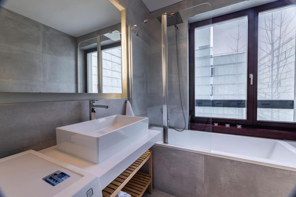 Modern Spacious Flat With A Terrace And A Parking Praga Exterior foto
